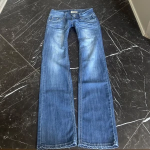 Low rise jeans  - Jättecoola lågmidjade jeans!!💗 Ungefär 37 cm midjemått, 79 cm längd! Säljer för att de inte passade i längden