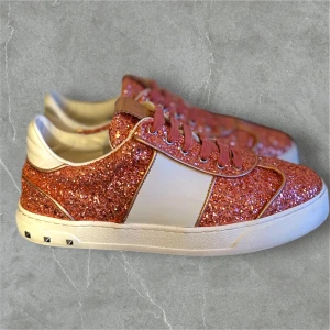 Valentino Flycrew - Rosa glittriga Valentino Flycrew | Tillkommer: Box, två kort och dust bag | Alla nitar är kvar, skorna är i nyskick | Storlek 36.5 men passar 37/37.5 | DM om ni har frågor eller fler bilder 🌟