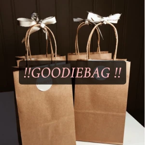Goodiebag - Hej, jag har en ny liten ide om att skapa egna goodiebags utifrån vad du själv tycker om och behöver. Allt ifrån kläder, smycken, naglar, smink eller sminktillbehör, hudvård, böcker. Tala om vad du är intresserad av så ska jag söka igenom vad jag har. Jag behöver veta vilken storlek du bär, om du är silver eller guld tjej samt vilken prisklass du är ute efter. 100-150kr, 150-300kr eller 300-500kr. Innehållet kommer självklart vara värt mer än vad du köper det av mig för.