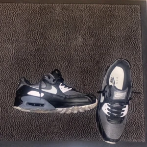 Nike air max 90  svarta o grå  - Använt 5 gånger bara dom va bra men vill sälja dom för att Dome lite för små för mig 👍🏼