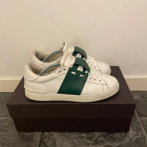 Valentino Open sneakers  - Säljer ett par vita Valentino Open! Storlek 40 men är större sitter som 41-42 passar mig som vanligtvis är 42! Orginal box och orginal skosnören ingår! 