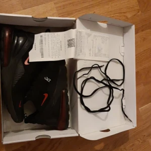 Nike Air Max 270 svarta och röd - Säljer ett par svarta Nike Air Max 270 röd och svart billigt!