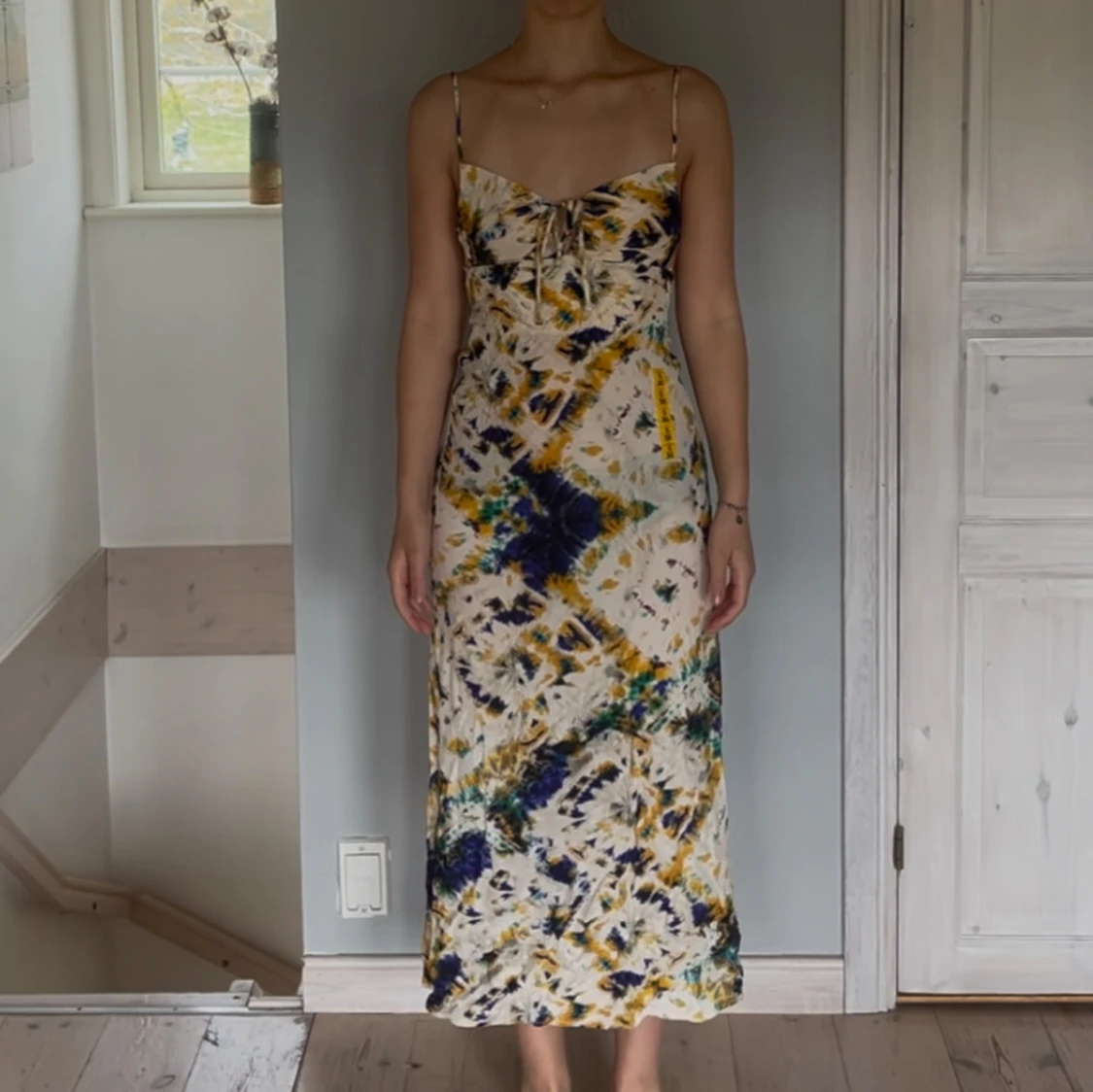 Mönstrad långklänning med tunna axelband - 1