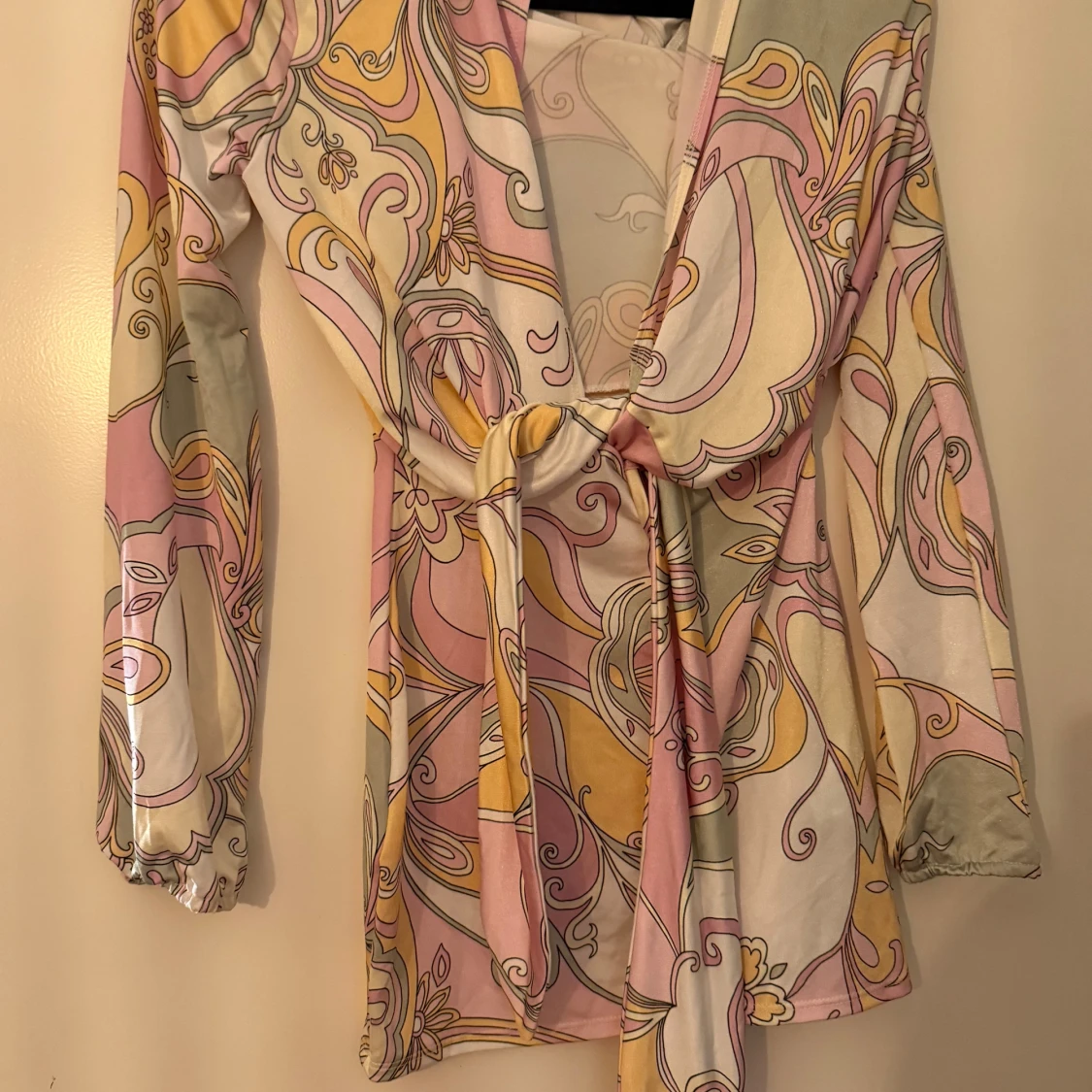 Mönstrad miniklänning från NLY  - 3