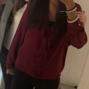 Vinröd blus - En vinröd blus i tunt och lätt material från Vero Moda i storlek M. En knapp saknas