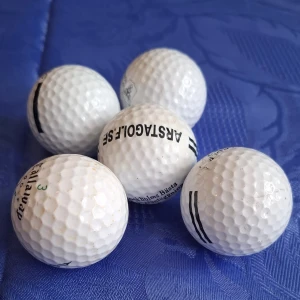 Fem vita golfbollar från olika märken - Säljer fem vita golfbollar med olika tryck, bland annat Callaway, Örebro City Golf & Country Club och Range. Klassisk rund form med dimple-mönster för optimal flygprestanda. Perfekt för dig som vill fylla på golfbagen med bollar från flera märken. Säljer för 5 kr st. Finns 12 bollar i lager!