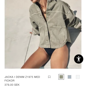 Grön jeansjacka från Zara med fickor - Snygg grön jeansjacka från Zara med stora framfickor och knäppning framtill. Jackan är helt ny aldrig använd med prislapp på! Den är också helt slutsåld!🥰