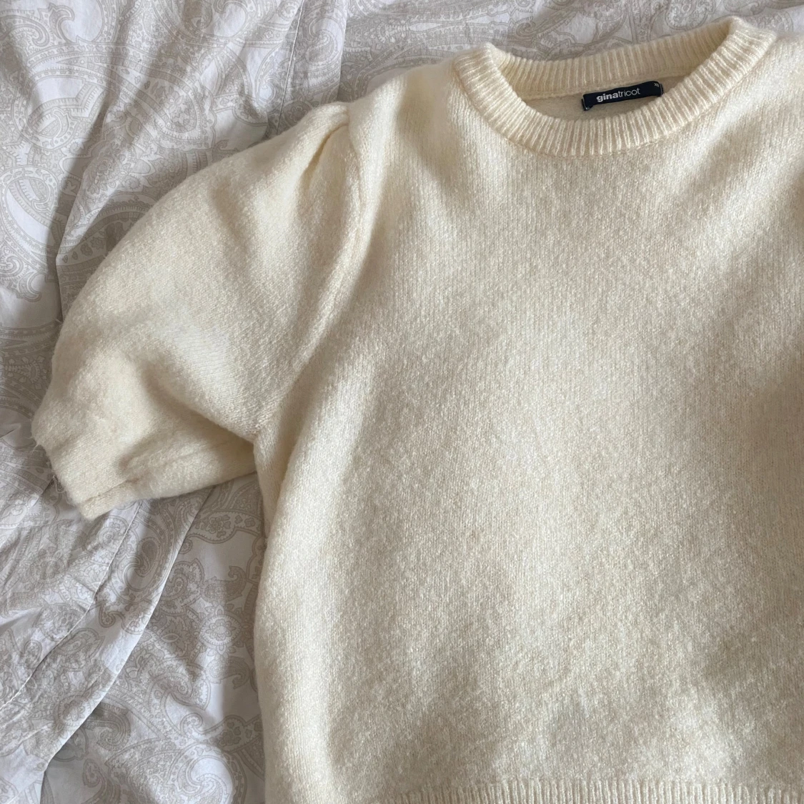 Krämvit stickad tröja från Gina Tricot