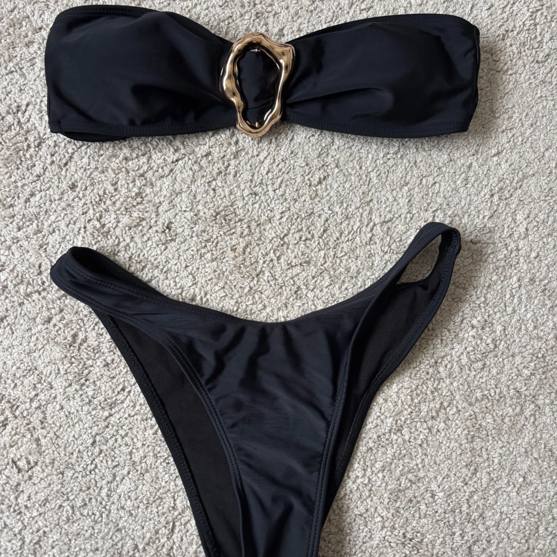 Svart bandeau bikini med gulddetalj