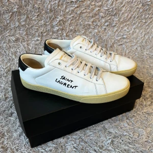 Saint Laurent sneakers - Ett par sköna Saint Laurent sneakers! | Skorna är i fint skick har använts så förekommer några tecken på användning som syns på bild men inget större! | Kommer med box och dustbag! | Storlek 39 skulle säga att de sitter en halv storlek större, skickar innersulans mått på begäran! | Ställ gärna frågor innan du köper!