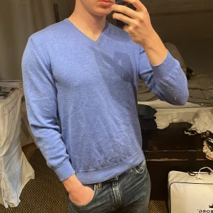 Ny Merino V-neck från Oscar Jakobson strl XS - Har blivit tvättad fel så passar storlek XS