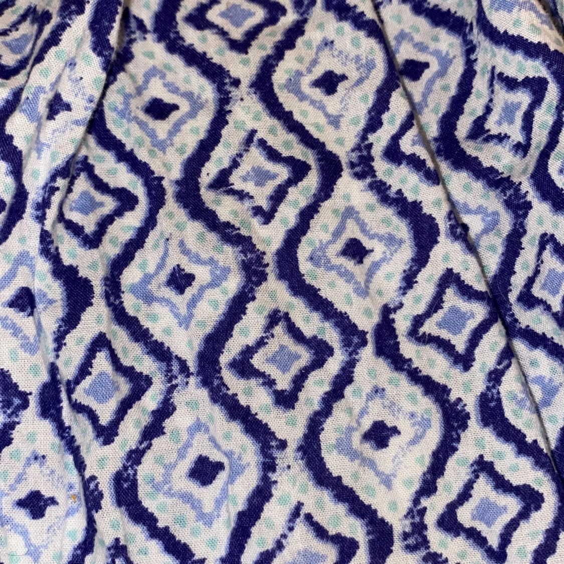 Blåvit mönstrad halterneckklänning med volang - 2