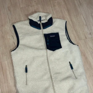 Vit fleeceväst från Patagonia - Helt oanvänd Patagonia väst i super skick. Råkade köpa en storlek för liten så den är endast testad.
