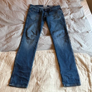 Replay jeans - Snygga jeans från märket replay med modellen Anbass. Jeansen är använda 3 gånger alltså nyskick och är i storlek 36/36. Nypris runt 2000kr, hör gärna av dig för frågor.