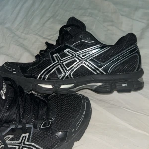 Svarta Asics Nyc gel  - Säljer ett par svarta asics nyc gel skor, priset kan diskuteras 