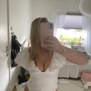 Vit volangbody från Zara  - Supersöt vit trendig body med volanger från Zara. Den är perfekt för sommaren och är i nyskick! Det är den vita versionen av den rosa! 