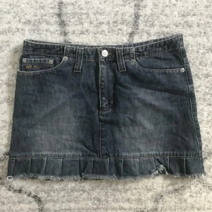 Denimskirt - Lågmidjad jeanskjol med fina detaljer och fickor <3 Midja: 29 cm längd: 35 cm <3 (Lägger ut igen då vinnaren av förra budgivningen inte betalar)
