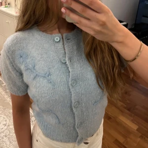 Ljusblå tröja - Super gullig stickad tröja från Zara! Storlek M (passar som en S skulle jag säga) 🩷