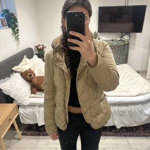 Beige dunjacka från Moncler - Meget fin moncler jakke gammel model sælger da jeg ikke bruger den mere