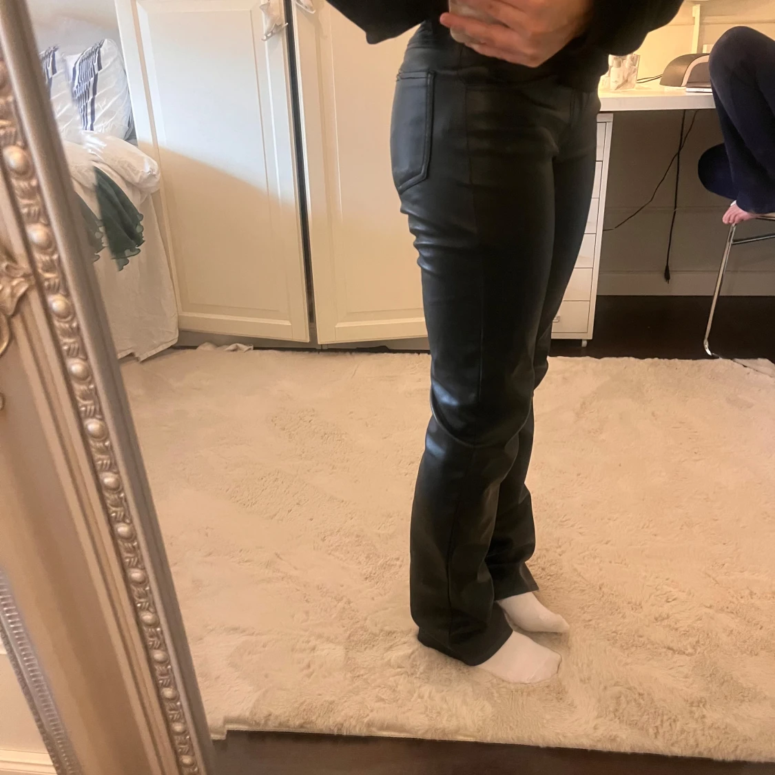 Svarta lowwaisted skinnbyxor från Bik Bok - 1