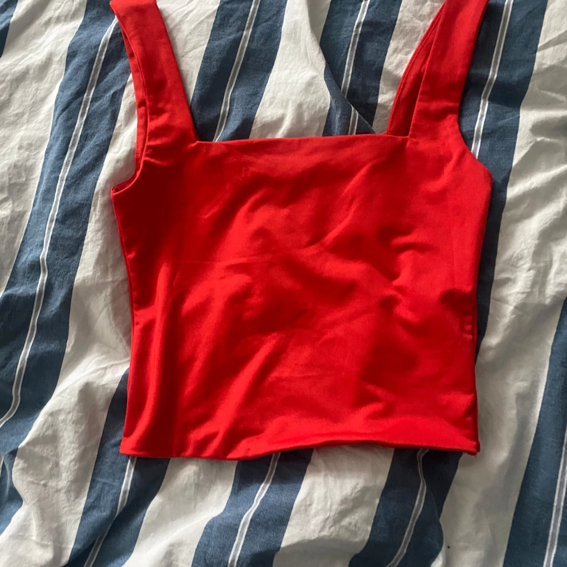 Röd croppad linnetopp från Amisu