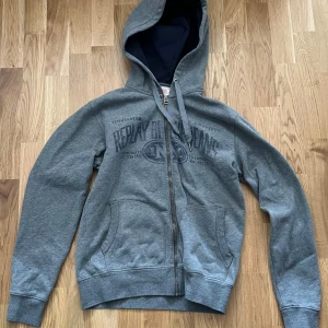 Replay hoodie - Jag säljer en replay hoodie som är i 10/10 skick och med storlek M. För mera frågor eller funderingar så skriv till mig