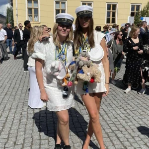 Studentklänning - Använde enbart på studenten, finns inga fläckar.  Perfekt för student! Asså denna klänning är så snygg och du kommer verkligen sticka ut på studenten! Jag är storlek S i vanliga fall och denna passade helt perfekt! 