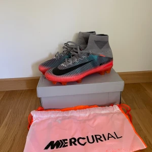 Nike Mercurial CR7 fotbollsskor - Säljer ett par Nike Mercurial CR7 fotbollsskor. De är i storlek 43. Skorna säljs inte längre!🔥De är bara använda någon gång så nästan i nyskick. Påse och box medkommer. Säljer nu för 1900kr.                         ‼️OBS‼️Påsen har tyvärr hål i sig.  