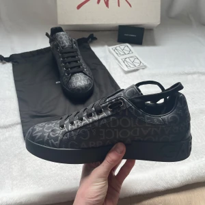 Dolce & Gabbana sneakers - Helt nya dolce & Gabbana sneakers! Riktigt snygga nu till sommaren passar både till festen som till skolan, storlek 41! kom med bud  Box och dustpåse följer med, (kvitto finns) Hämtas upp i Bålsta! Kan skickas!   Har ni frågor eller funderingar hör av er! Mvh Melvin