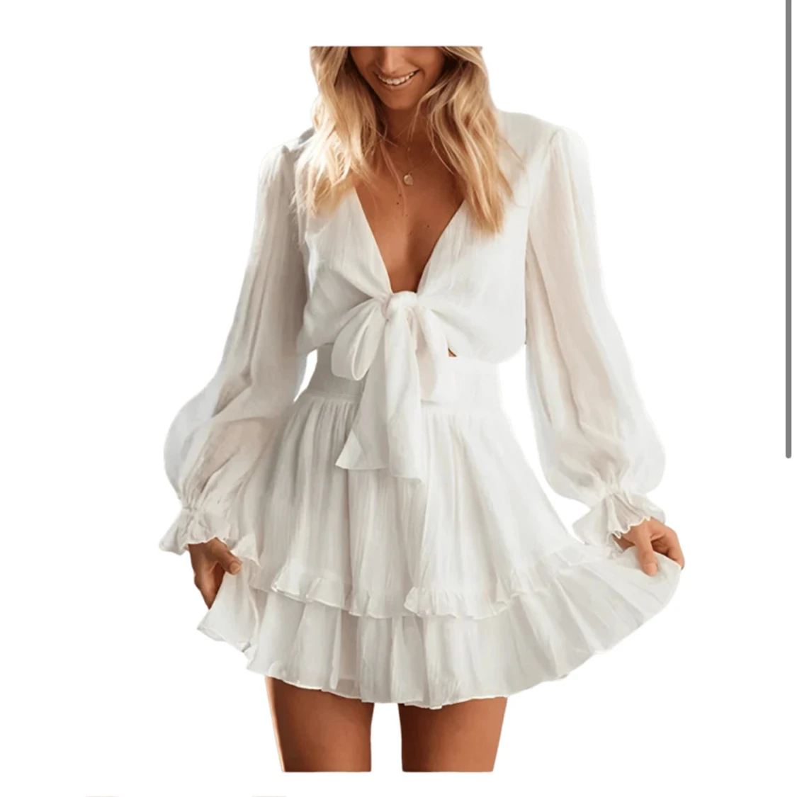 Vit omlottklänning med volang