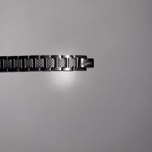 Lacost armband - Säljer ett stilrent armband i silverfärg med breda länkar och diskret mönster på varje länk. Armbandet är cirka 20 cm långt och har en klassisk låsning. Perfekt accessoar för att lyfta din outfit.  Mitt pris: 500, Nytt pris: 1000