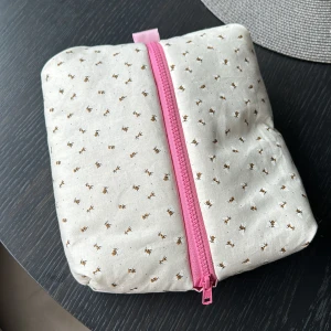 Withloveengla necessär med små bin och rosa dragkedja - Necessär från withloveengla, i den största storleken💗inte kommit till användning då jag köpte 2!