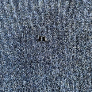 Blå stickad tröja från J.Lindeberg - Säljer en klassisk blå stickad tröja från J.Lindeberg i storlek M. Tröjan har rund halsringning, långa ärmar och diskret broderad logga på bröstet. Perfekt för lager-på-lager och enkel att matcha med olika outfits. Tröjan har krympt till ett xs ungefär! Pris är ej hugget i sten!🪨 