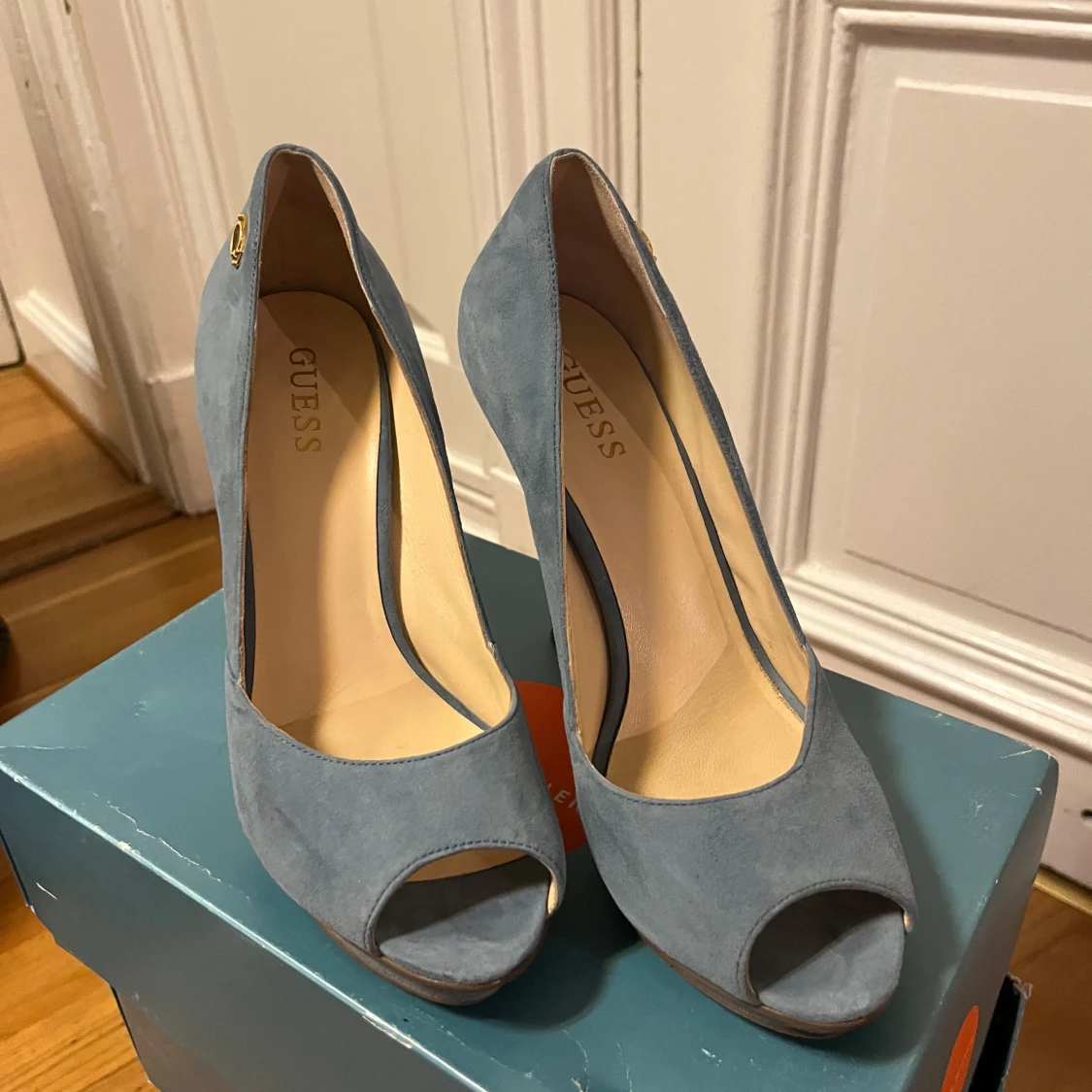 Ljusblå mocka pumps från Guess - 1