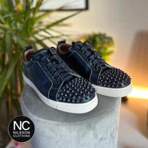 Christian Louboutin  - KVITTO FINNS. Snygga skor från Christian Louboutin. Skorna är Navy Blue och ser riktigt feta ut, skick 8/10, har en liten skada som knappt syns. Självklart äkta🔥 Hör av er vid frågor!  OBS: man får bara me skorna. Lägg bud eller bytes förslag 🔥priset är inte hugget i sten. Passar storlek 41-43 