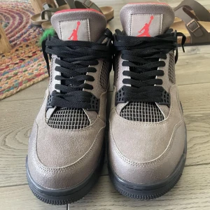 Jordan 4 - Nästan helt nya! - Säljer ett par Jordan 4 i toppskick – knappt använda, ser ut som nya! Inga skador, inga repor – bara testade ett par gånger                                                                                                                 OBS- box medföljs inte!