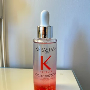 Kérastase Genesis Serum - EJ ÖPPNAD! Säljer kérastase scalp serum för håravfall och hår växt då jag ångrade mig, serumet har inte öppnats. Pris kan sänkas