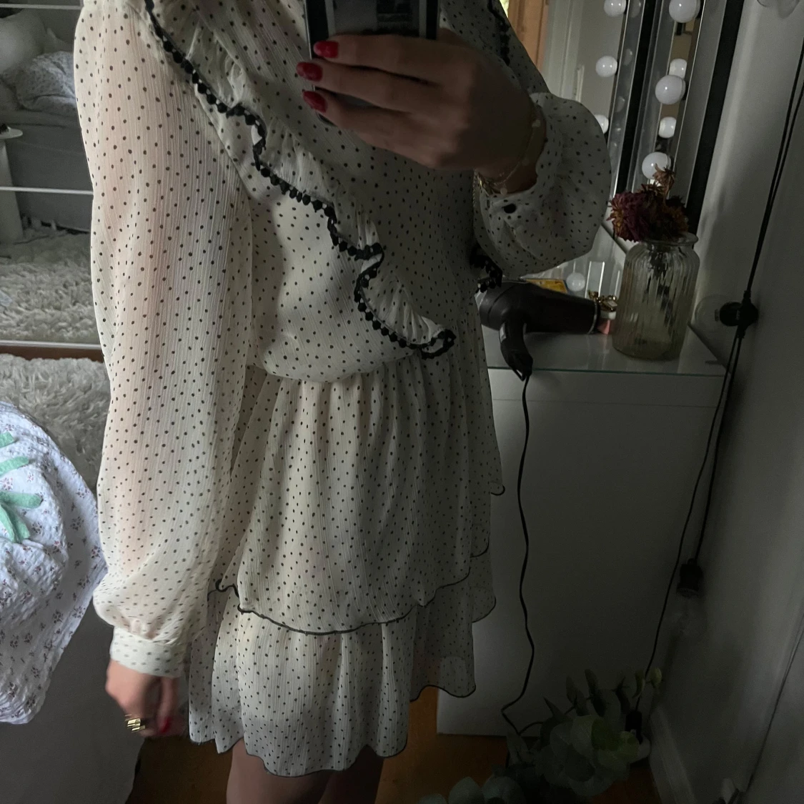 Vit prickig klänning med volang och svarta detaljer - 2