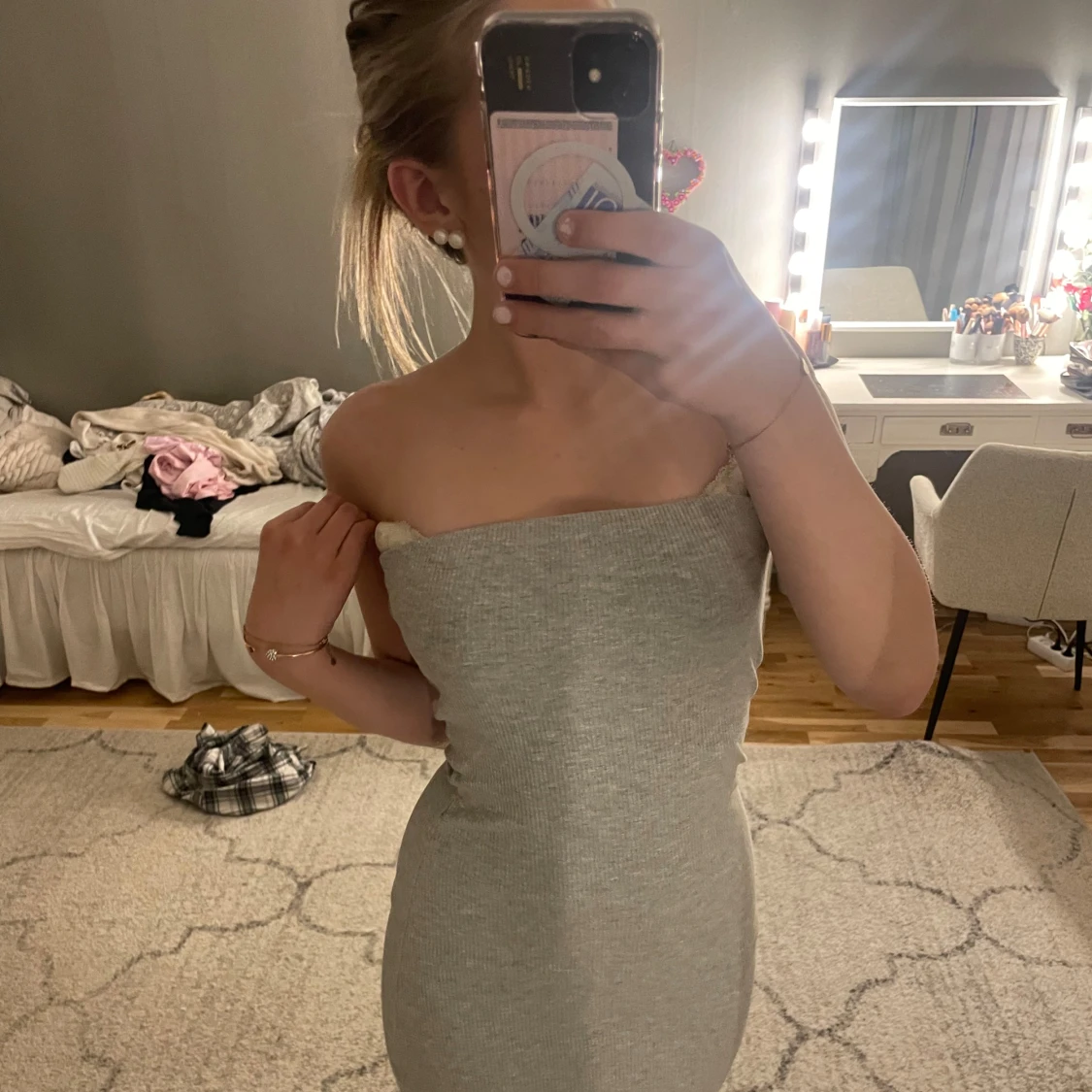 Ljusgrå axelbandslös ribbad klänning - 2