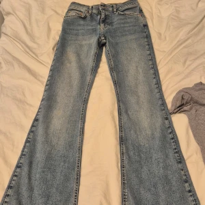 Ljusblå bootcut jeans från gina trico  - Säljer ett par ljusblå bootcut jeans från ginatrico. Älskar byxorna och tycker att dom  är jätte fina. Tyvärr så har dom blivit försmå vilket gör att jag mst sälja dom! Köppt flr 450. Skriv om du har frågor!💕