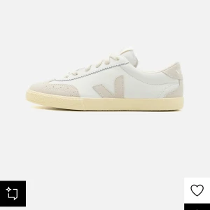 Vita sneakers från Veja - Stilrena vita sneakers från Veja med beige detaljer och snörning. Skorna är helt oanvända och ligger i originalförpackingen då de var i fel storlek. Nypris 1595kr
