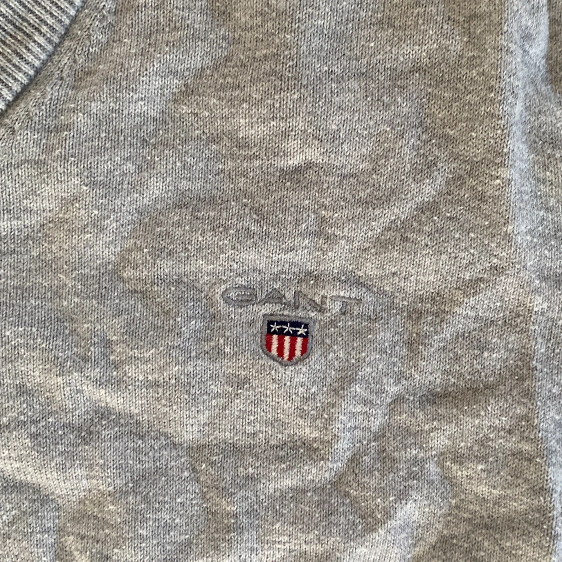 Grå v-ringad tröja från GANT - 2