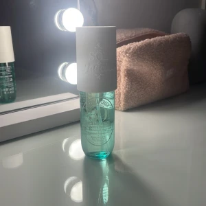 Sol de Janeiro Cheirosa 68 Perfume Mist - Fräsch och tropisk parfymmist från Sol de Janeiro. Doften är inspirerad av brasilianska sommarvibbar och passar perfekt för dig som gillar kokosr. Flaskan är smidig att ta med i väskan. Doften finns inte längre!!