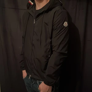 Moncler windbreaker  - Säljer den här skit feta windbreakern från moncler, fint skick och perfekt nu till en kylig sommarkväll! Storlek 1, motsvarar ungefär S, mer info? Skicka ett PM