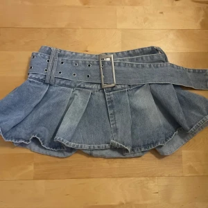 Lågmidjad jeanskjol med volang - Såå cool lågmidjad jeanskjol!! Bältet går att ta av🥰🥰