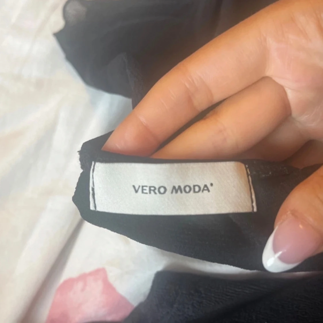 Svart croppad mesh topp volangärm Vero Moda - 1