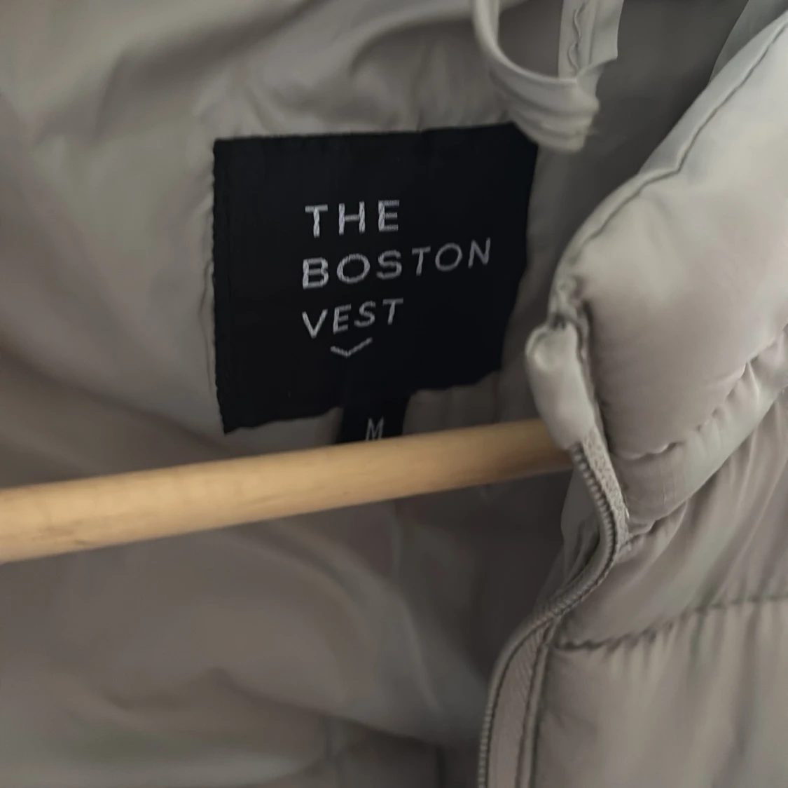 Ljusgrå dunväst från The Boston Vest - 3