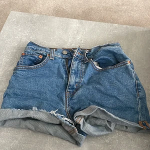 Levi shorts - Säker blå Levis shorts. Säljer för jag inte använder dom. Mycket bra skick 💕