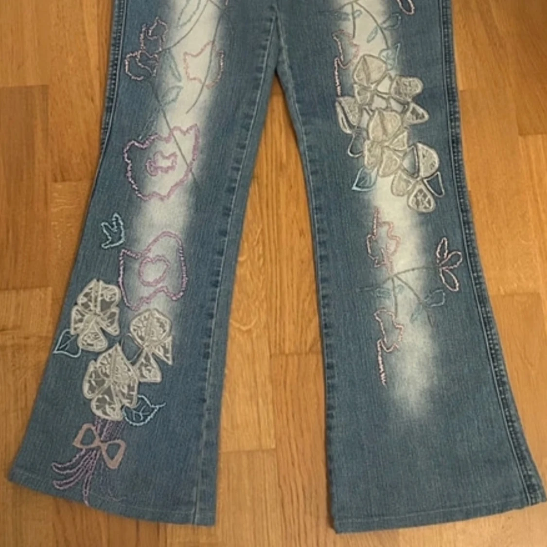 Blå broderade jeansbyxor från Wanili - 1