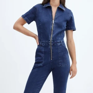 Blå jeans jumpsuit med dragkedja - Jättecool jeansdress från Mango💕💕